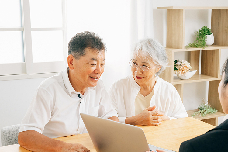 老夫婦が相談する様子