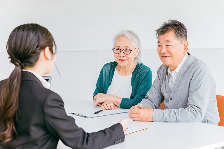 相談する老夫婦